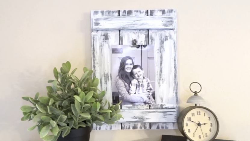 Pallet Picture Holder