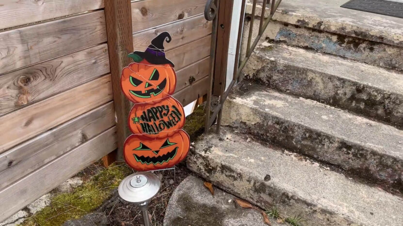 Halloween pumpkin signs made of cardboard with text